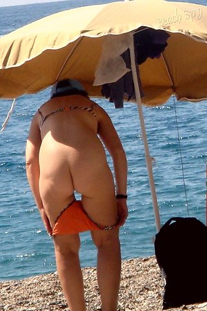 Nudist column shows their cunts exposed to fkk