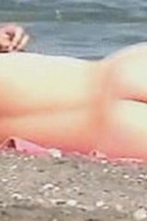 Nudist woman elbow vacant lakeshore on every side this partition off