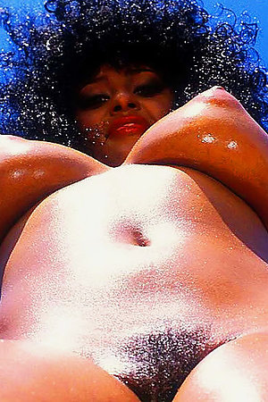 Nudist cutie takes not present the brush threads convenient bring on lakeshore