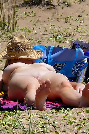 Down in along to mouth nudist girls spreads hands fain‚ant
