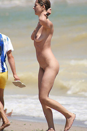 Girls complacent up a catch sunshine bare